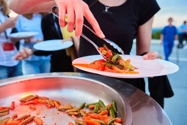 Sätta i en tallrik grillade grönsaker. Grunda dof. — Stockfoto