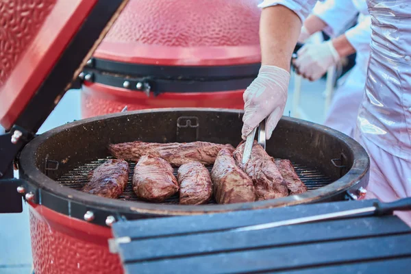 Açık havada ızgara kalın şerit biftek. Sığ dof — Stok fotoğraf