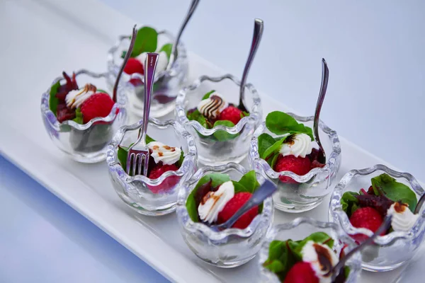 Aperitivo Con Queso Crema Frambuesa Hojas Remolacha Vaso —  Fotos de Stock