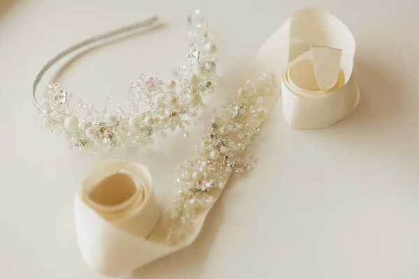 De samenstelling van de mooie bruiloft accessoires bruid. Ondiepe dof — Stockfoto