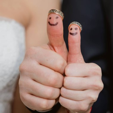 Alyans parmaklarını üzerine gelin ve damat, komik küçük insanlar boyalı