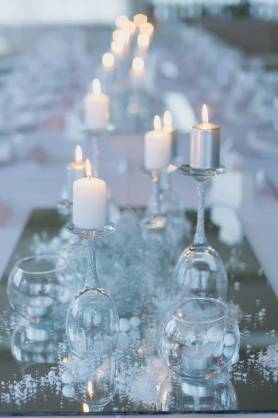 Inredda Bröllops bord i restaurangen. bröllop bakgrund. — Stockfoto