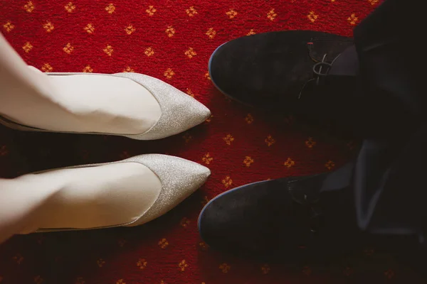 Los zapatos de novia y novio en la alfombra . —  Fotos de Stock