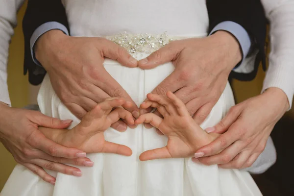 Rodina drží ruce dohromady closeup. koncepční nápad. — Stock fotografie