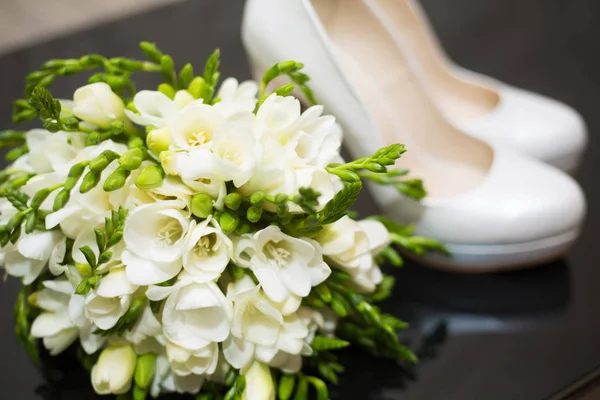 El ramo de bodas y los zapatos de novia. De cerca. Fondo de boda —  Fotos de Stock