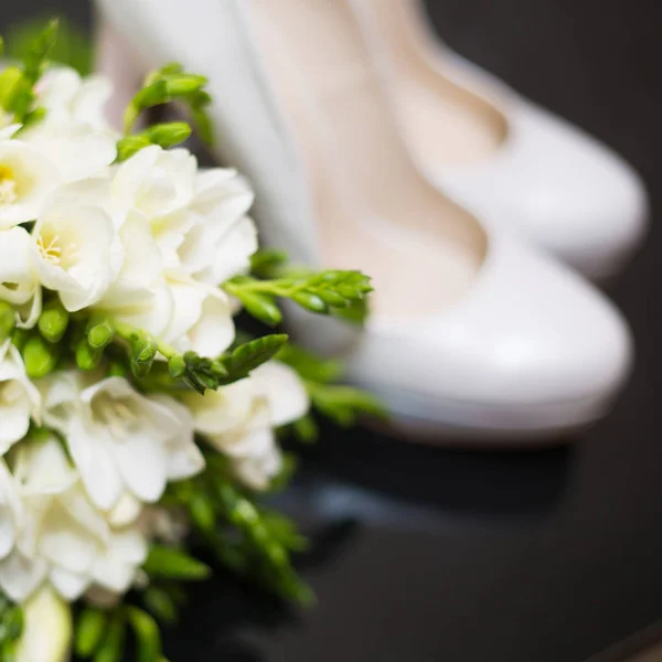 Brautstrauß Und Brautschuhe Nahaufnahme Hintergrund Der Hochzeit — Stockfoto