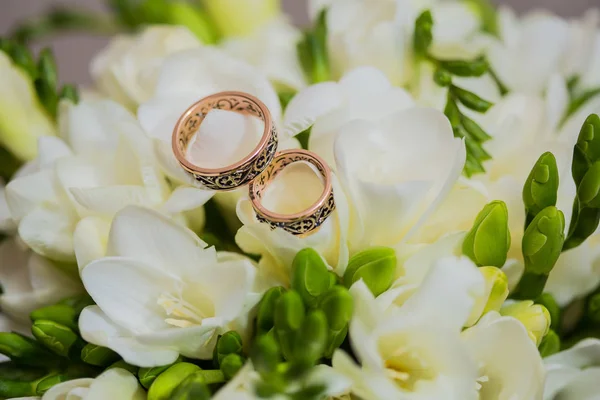 两个结婚戒指在无限符号。爱情观. — 图库照片