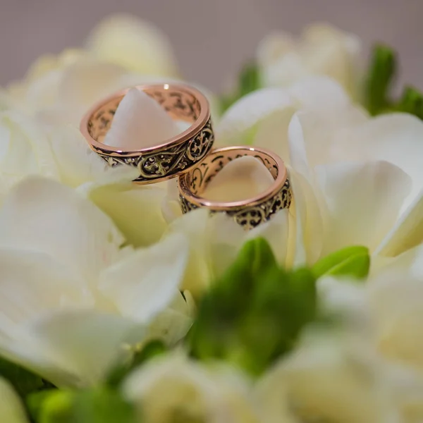 Dos anillos de boda en signo de infinito. Concepto de amor . — Foto de Stock