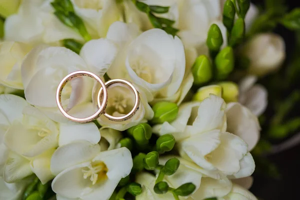 Dos anillos de boda en signo de infinito. Concepto de amor . — Foto de Stock