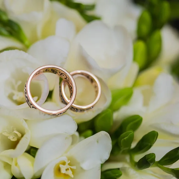 Dos anillos de boda en signo de infinito. Concepto de amor . —  Fotos de Stock