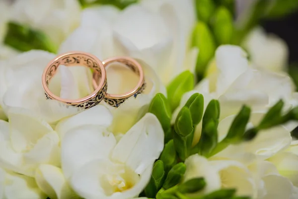 Dos anillos de boda en signo de infinito. Concepto de amor . —  Fotos de Stock