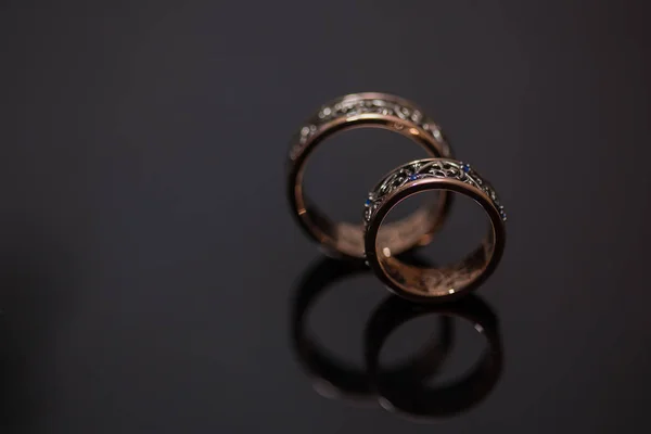 Dos anillos de boda en signo de infinito. Concepto de amor . — Foto de Stock