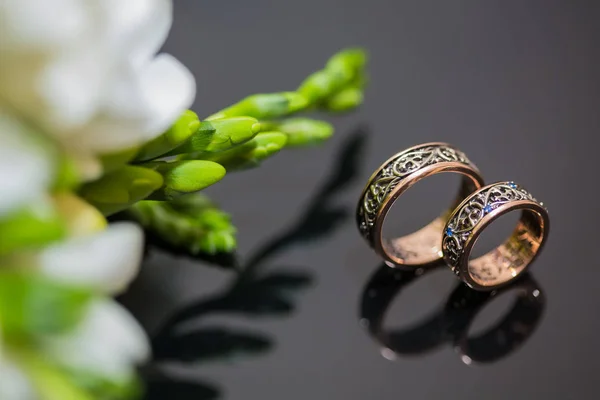 两个结婚戒指在无限符号。爱情观. — 图库照片