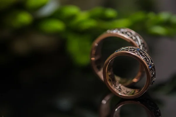 Dos anillos de boda en signo de infinito. Concepto de amor . —  Fotos de Stock