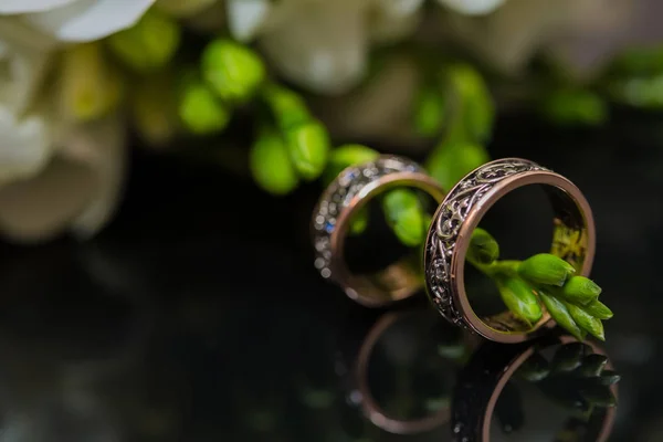 Два обручальных кольца в знак бесконечности. Понятие любви . — стоковое фото