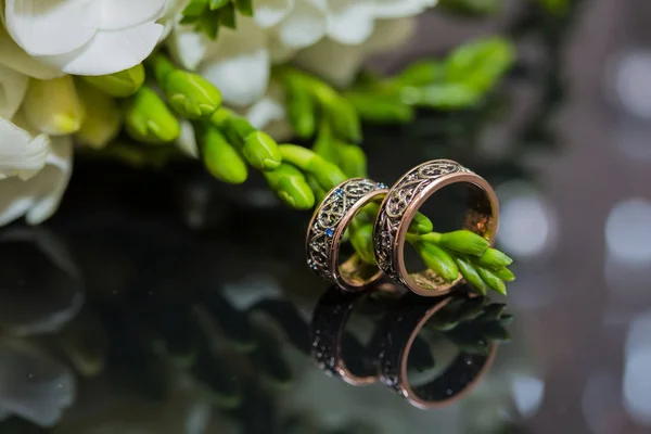 Two wedding rings in infinity sign. Love concept. — Stock Photo, Image