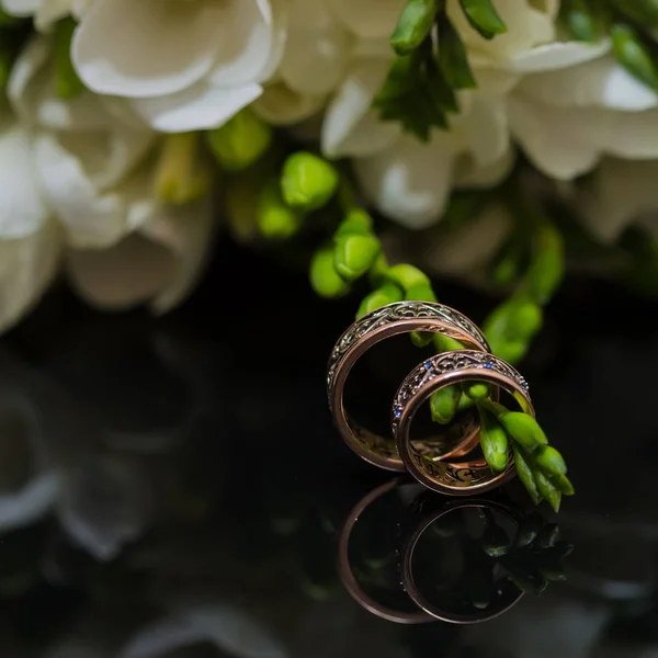 Duas alianças de casamento em sinal infinito. Conceito de amor . — Fotografia de Stock