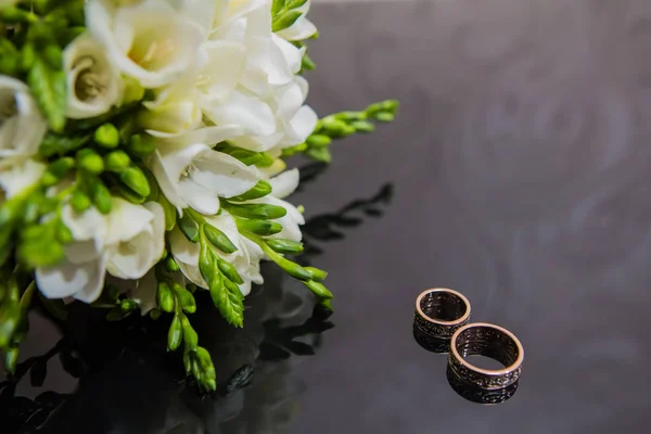 Two wedding rings in infinity sign. Love concept. — Stock Photo, Image