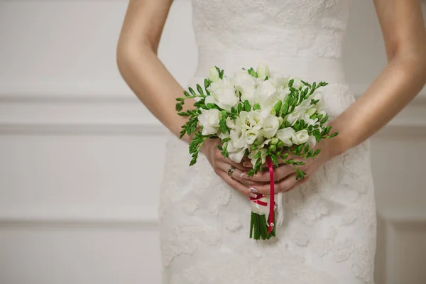 Bellissimo bouquet da sposa in mano — Foto Stock