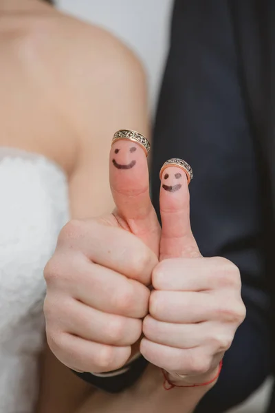 Обручальные кольца на пальцах, раскрашенные с женихом и невестой, смешные человечки — стоковое фото