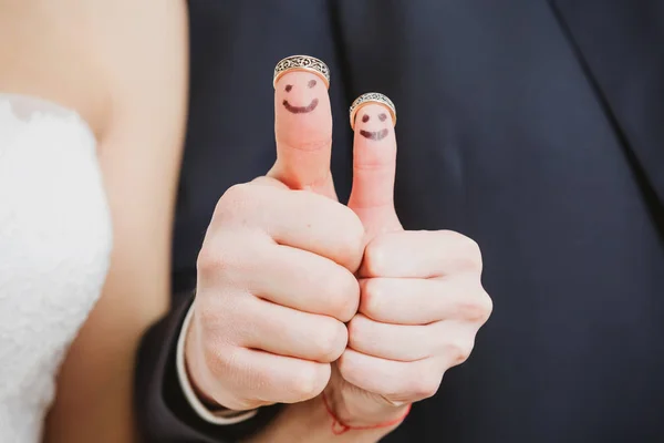 Anillos de boda en sus dedos pintados con la novia y el novio, gente divertida y pequeña —  Fotos de Stock