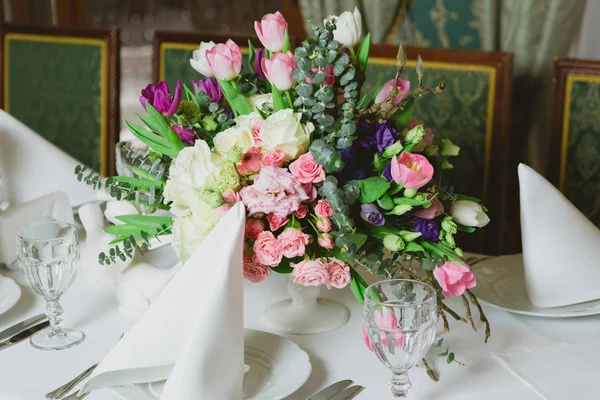 Mooie bloemen op tafel in trouwdag. — Stockfoto