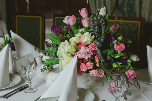 Vackra blommor på bordet i bröllopsdag. — Stockfoto