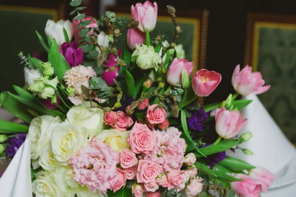 Piękne kwiaty na stole w dzień ślubu. — Zdjęcie stockowe