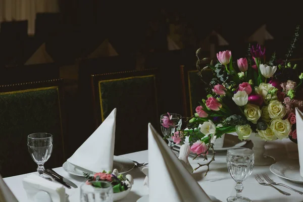 Beautiful flowers on table in wedding day. — Stock Photo, Image