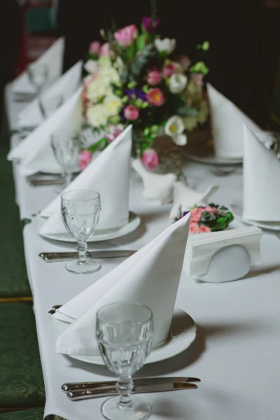 美丽的花朵，在婚礼当天的桌子上. — 图库照片