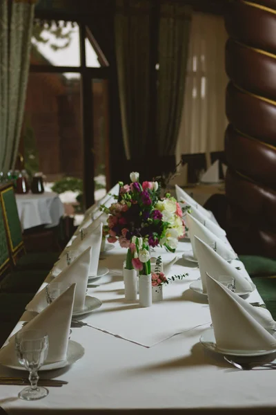 Belles fleurs sur la table le jour du mariage . — Photo