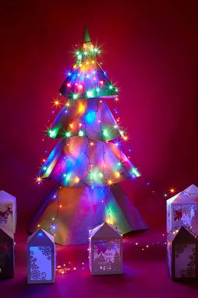 Árbol de Navidad de cartón con luces multicolores por la noche — Foto de Stock