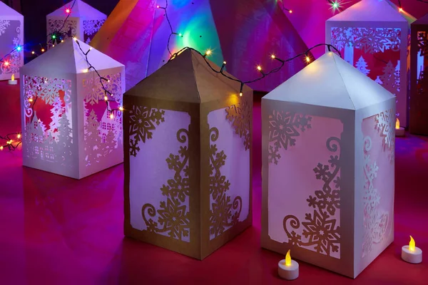 Las coloridas luces de papel navideño. Fondo de vacaciones . — Foto de Stock