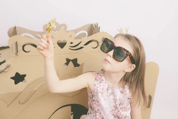 La princesita se mira en el espejo. Niña sostiene el espejo. Moda y belleza, infancia. Niña en vestido elegante —  Fotos de Stock