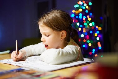 Masada ilham küçük kız boya kalemi ile çizmek ya da ev iş