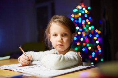 Masada ilham küçük kız boya kalemi ile çizmek ya da ev iş