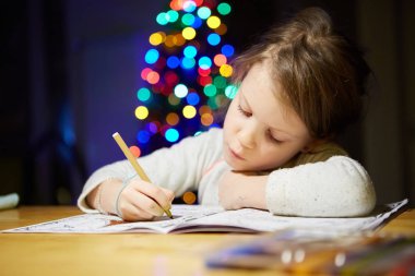 Masada ilham küçük kız boya kalemi ile çizmek ya da ev iş