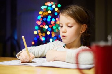 Masada ilham küçük kız boya kalemi ile çizmek ya da ev iş
