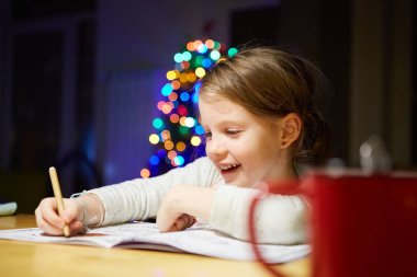 Masada ilham küçük kız boya kalemi ile çizmek ya da ev iş