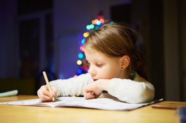 Masada ilham küçük kız boya kalemi ile çizmek ya da ev iş