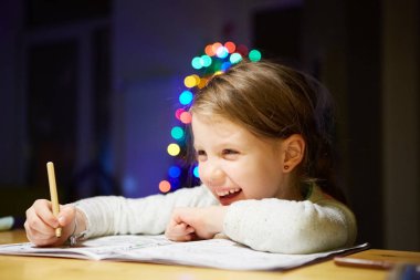 Masada ilham küçük kız boya kalemi ile çizmek ya da ev iş