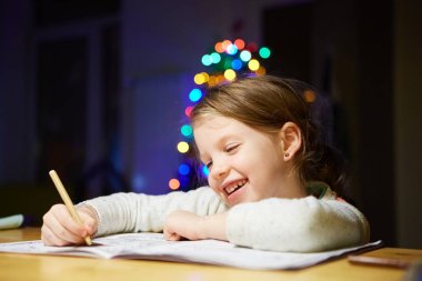 Masada ilham küçük kız boya kalemi ile çizmek ya da ev iş