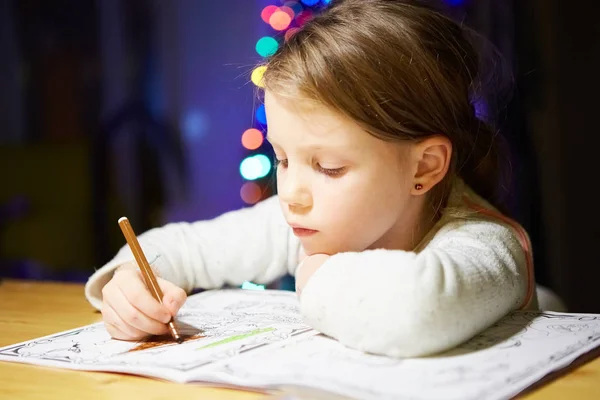 Ispirato bambina al tavolo disegnare con pastelli o fare il lavoro a casa — Foto Stock