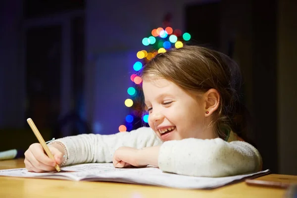 Ispirato bambina al tavolo disegnare con pastelli o fare il lavoro a casa — Foto Stock