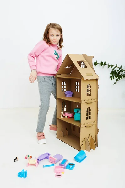 Szczęśliwa Dziewczyna Gra Domu Dla Lalek Doll House Meble Śmieszne — Zdjęcie stockowe