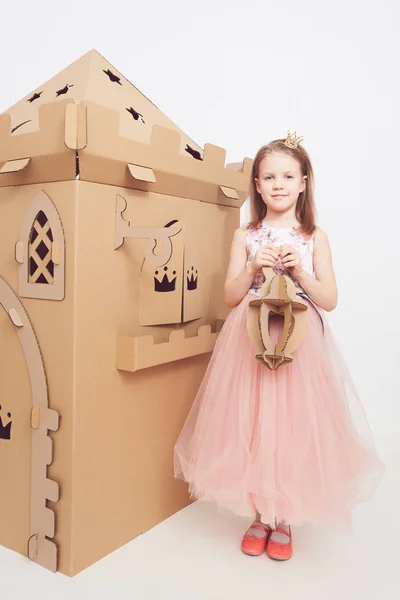 Küçük Prenses tacı karton onu kale ile oynamak. Çocuğun mutluluğun gerçek duygu. — Stok fotoğraf