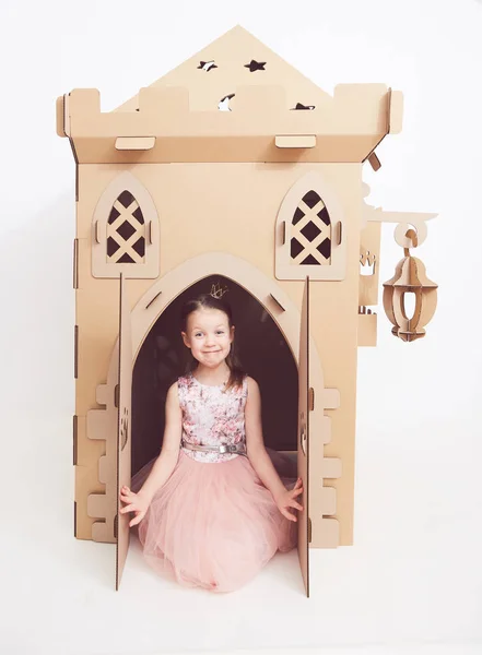 Küçük Prenses tacı karton onu kale ile oynamak. Çocuğun mutluluğun gerçek duygu. — Stok fotoğraf