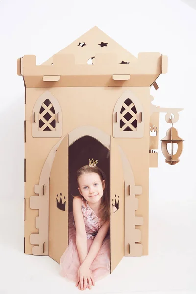 Küçük Prenses Tacı Karton Onu Kale Ile Oynamak Çocuğun Mutluluğun — Stok fotoğraf