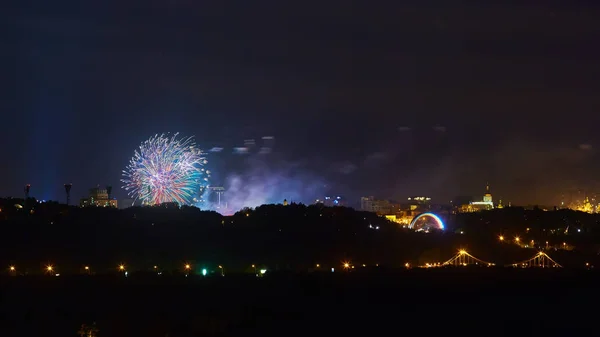 Los hermosos fuegos artificiales sobre la ciudad por la noche . — Foto de Stock