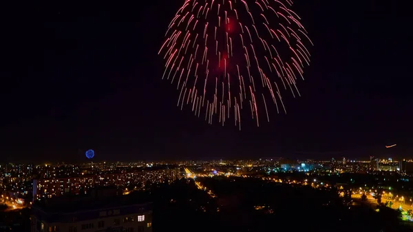 Das schöne Feuerwerk über der Stadt bei Nacht. — Stockfoto